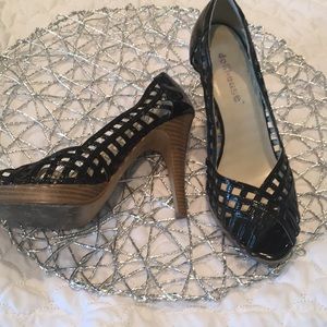 Black pumps